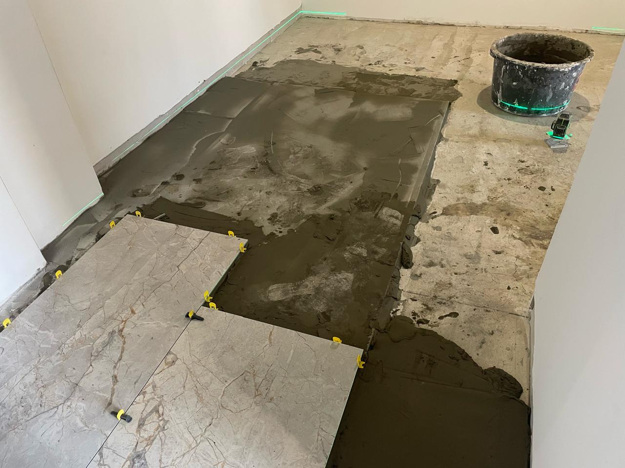 Почему полусухая стяжка пола не даёт идеально ровную поверхность